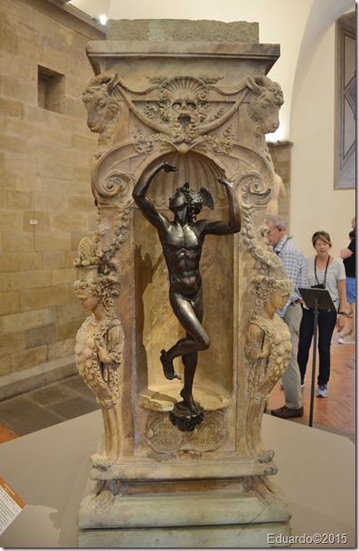 Hermes (Mercurio) - Pedestal de B. Cellini en el Museo del Bargello