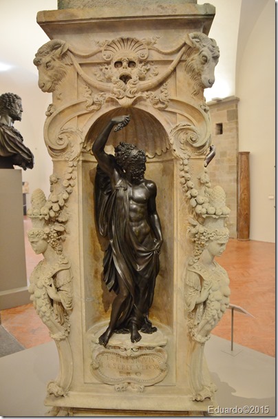 Zeus (Júpiter) - Pedestal de B. Cellini en el Museo del Bargello
