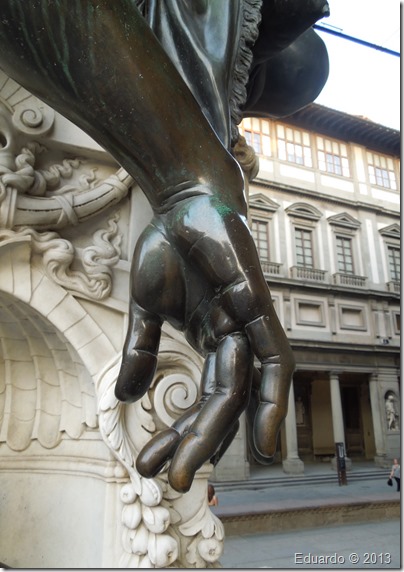 Piazza de la Signoria - Logia - Perseo de Cellini - Detalle de la mano desplomada de Medusa