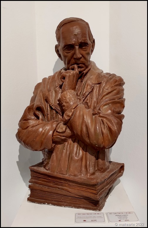 89 Exposicion AEPE. Madrid - Sergio Garcia - A Miguel Delibes - resina patinada - 85 x 42 x 38 - Medalla de escultura "Mateo Nurria"